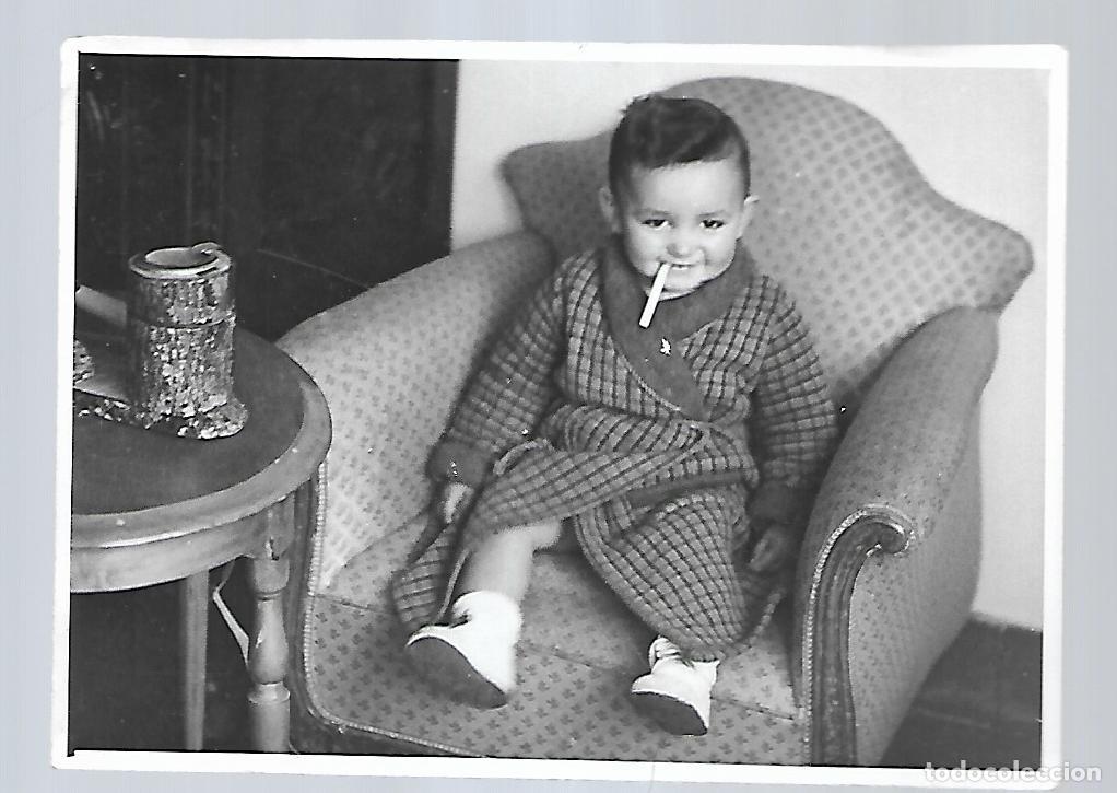 Antique Photography: M40- ANTIGUA FOTOGRAFIA DE NI&Ntilde;O EN UN SOFA CON BATA Y PITILLO - FOTO - - - -