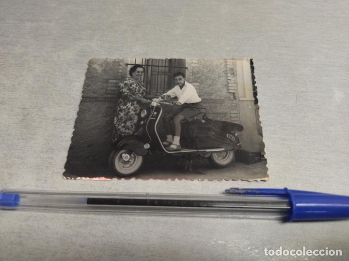 Fotograf&iacute;a antigua: FOTOGRAF&Iacute;A ANTIGUA MUJER Y NI&Ntilde;O EN UNA VESPA / FOTO RODA - CASTELL&Oacute;N