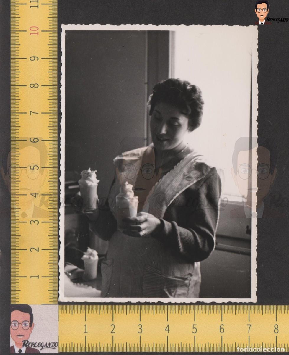 Photographie ancienne: MUJER SONRISA DELANTAL CON VASOS CAF&Eacute; IRLAND&Eacute;S NATA - FOTO ANTIGUA BLANCO NEGRO A&Ntilde;OS 50/60 ESPA&Ntilde;A