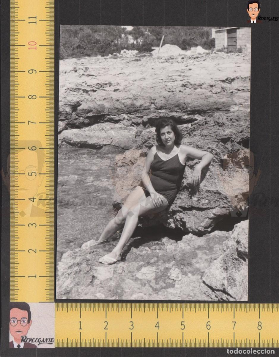 Fotografia antica: MUJER POSANDO BA&Ntilde;ADOR JUNTO AL MAR - ROCAS ACANTILADO - FOTO ANTIGUA A&Ntilde;OS 60 - CHICA MODA VERANO