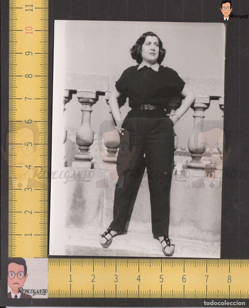 Fotograf&iacute;a antigua: MUJER POSA FUMANDO CON BRAZOS EN JARRA EN TERRAZA - FOTO ANTIGUA A&Ntilde;O 1958 - CHICA ESPA&Ntilde;A BARANDILLA