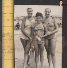 Fotografía antigua: CHICAS Y NIÑA BAÑADOR EN PLAYA MAR (ALETAS BUCEO) - FOTO ANTIGUA AÑO 1957 - MUJER MODA VERANO ESPAÑA