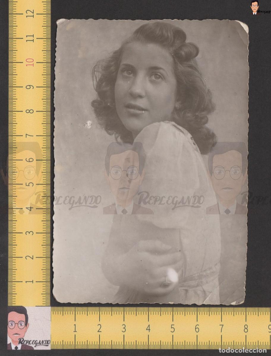 Alte Fotografie: RETRATO GUAPA BELLA CHICA JOVEN POSANDO - FOTO ANTIGUA ESTUDIO A&Ntilde;OS 40/50 - MUJER ESPA&Ntilde;A ANILLO
