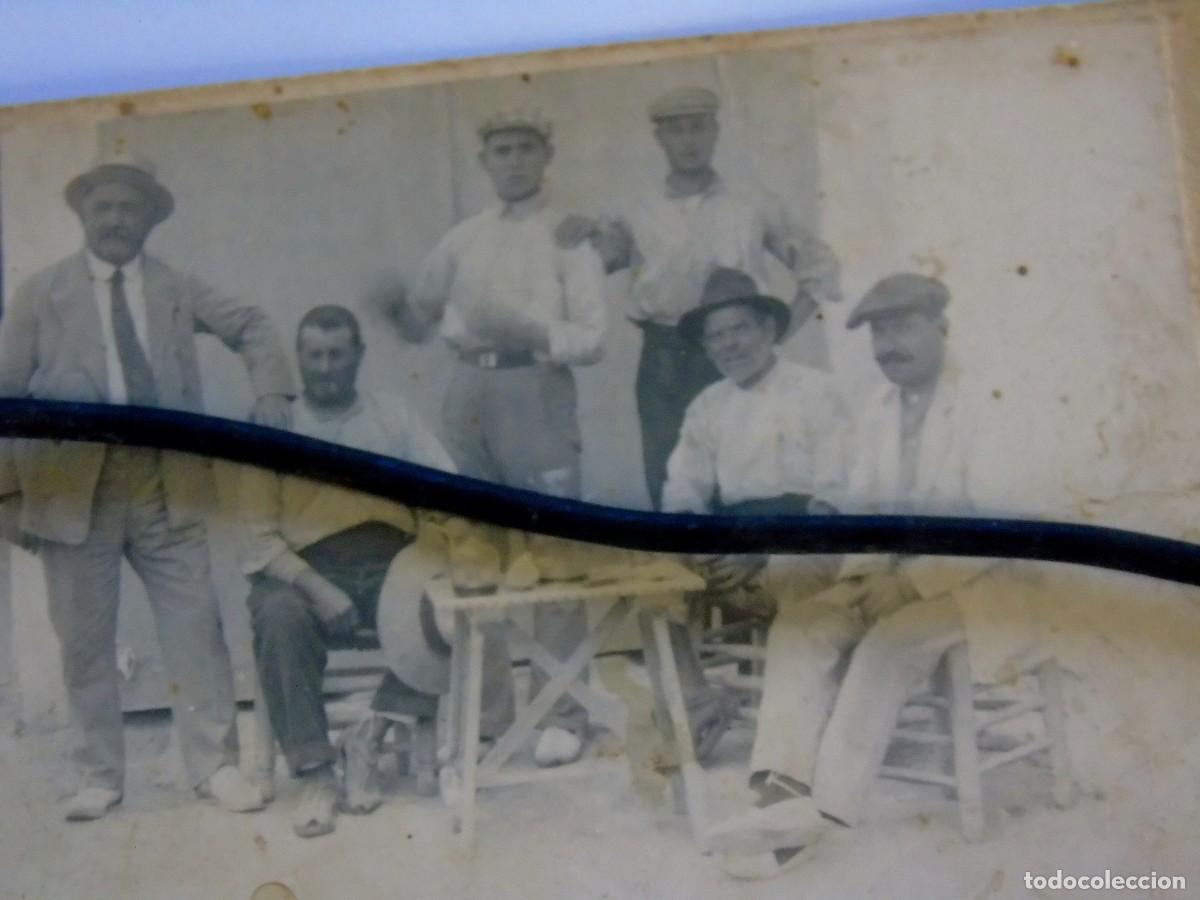 Fotograf&iacute;a antigua: FOTOGRAFIA RETRATO SE&Ntilde;ORES CON PORRON DE VINO A&Ntilde;OS 1900 SOPORTE CARTON
