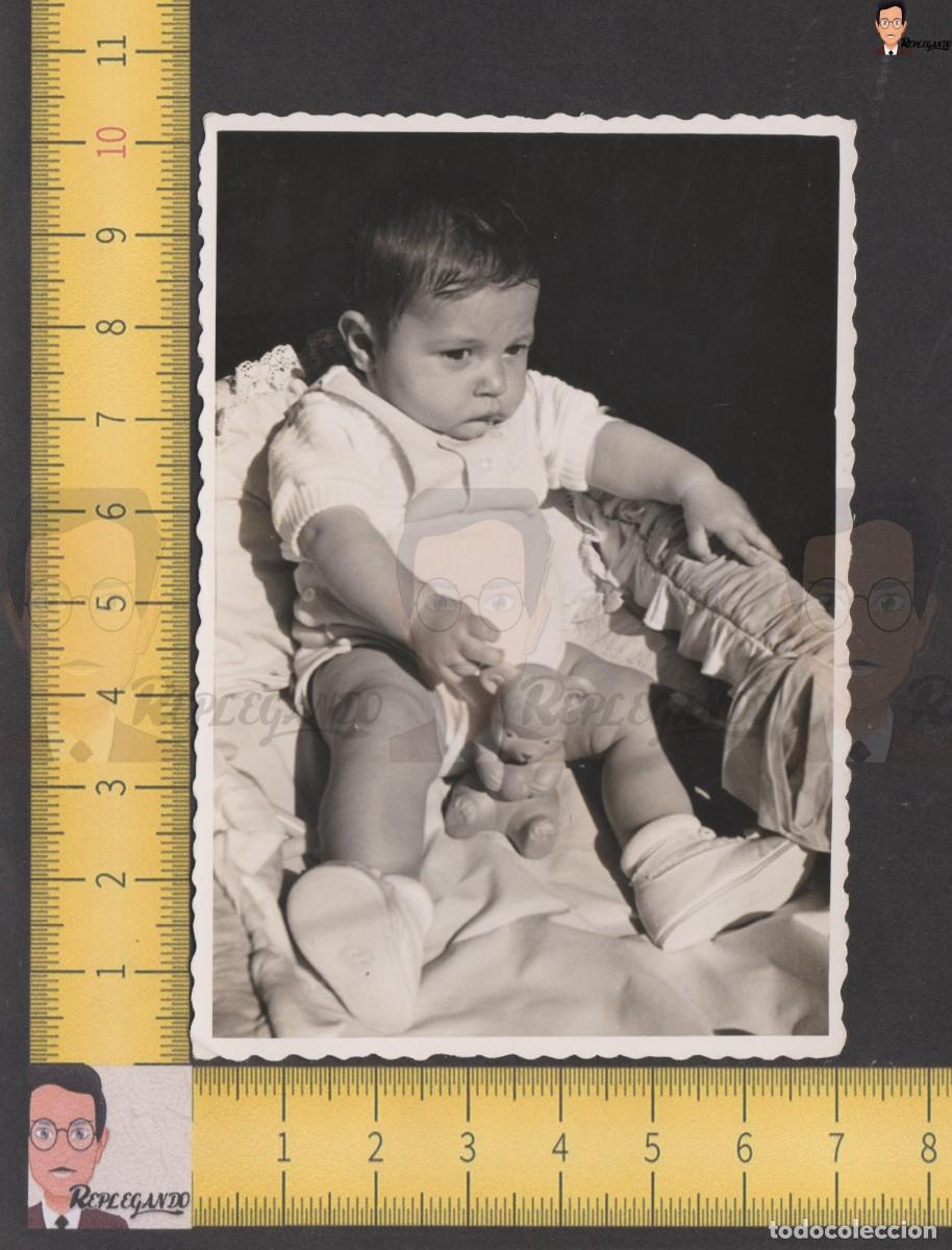 Fotografia antica: NI&Ntilde;O PEQUE&Ntilde;O EN MOISES CON OSITO DE JUGUETE - FOTO ANTIGUA BLANCO Y NEGRO A&Ntilde;OS 60 - INFANCIA ESPA&Ntilde;A