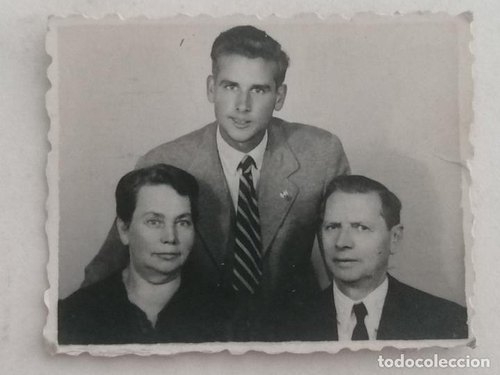 Antique Photography: FOTOGRAFIA FAMILIAR POSANDO, A&Ntilde;O 1949, MEDIDAS 5 X 4 CM