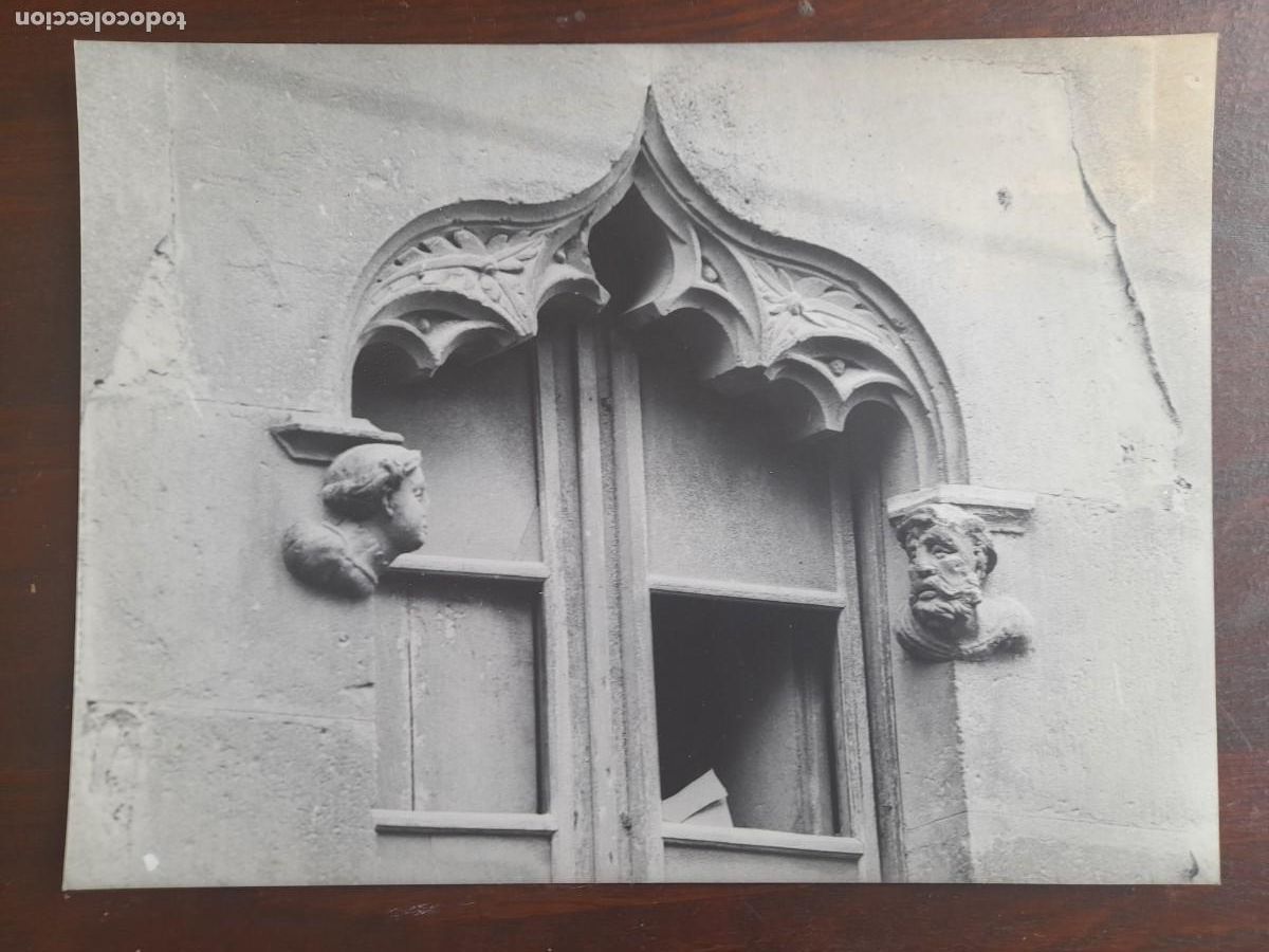 Fotograf&iacute;a antigua: Una fotograf&iacute;a ventanal de piedra renacentista antigua casa Puig a&ntilde;os 80&acute;s Sant Boi de Llobregat