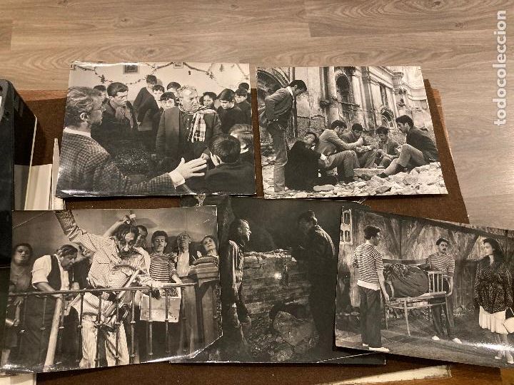Fotograf&iacute;a antigua: cinco fotografias del rodaje de alguna pelicula obra de teatro o representacion las grandes 25 x 21