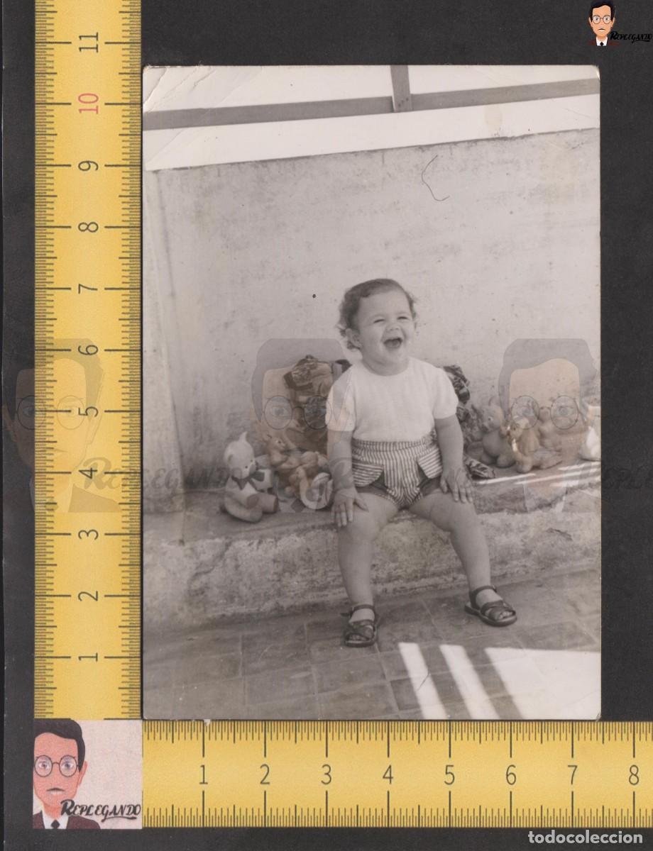 Fotografia antiga: NI&Ntilde;A SONRIENDO RODEADO DE MU&Ntilde;ECOS DE JUGUETE / FOTO ANTIGUA A&Ntilde;OS 50 / ESPA&Ntilde;A INFANCIA FELICIDAD