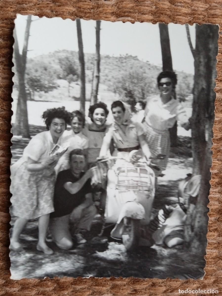 Fotograf&iacute;a antigua: VESPA - MOTO ESCUTER