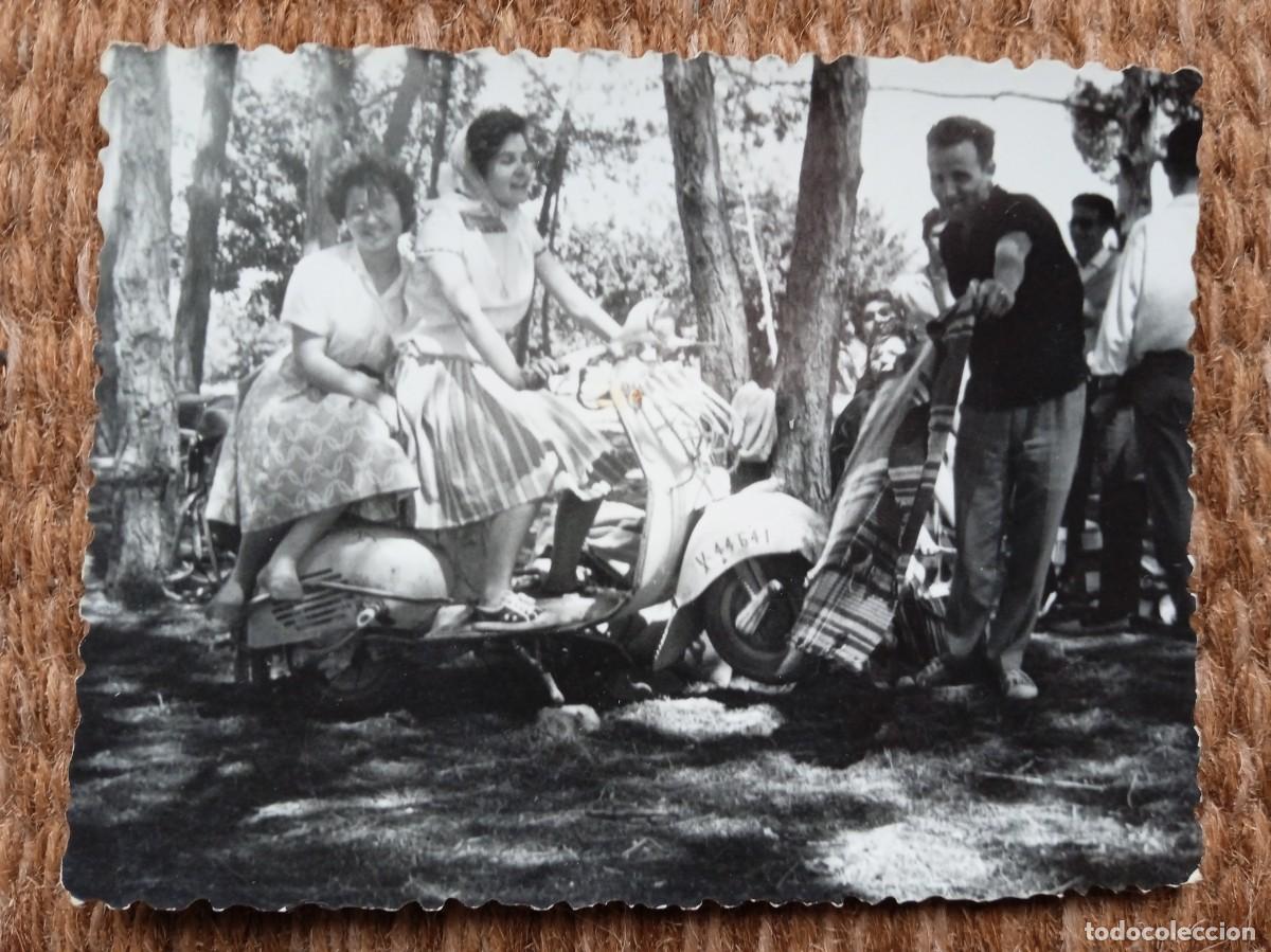 Fotograf&iacute;a antigua: VESPA - MOTO ESCUTER - TOREANDO A LA VESPA