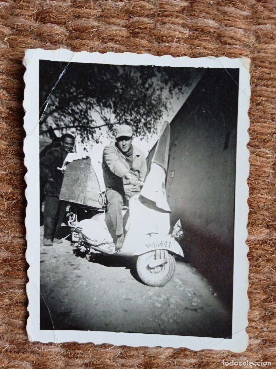 Fotograf&iacute;a antigua: VESPA - MOTO ESCUTER