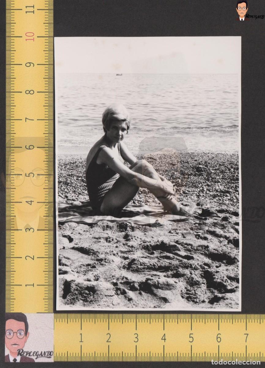 Fotograf&iacute;a antigua: GUAPA CHICA JOVEN BA&Ntilde;ADOR POSA PLAYA JUNTO AL MAR - FOTO ANTIGUA A&Ntilde;OS 60 - MUJER RUBIA SONRISA