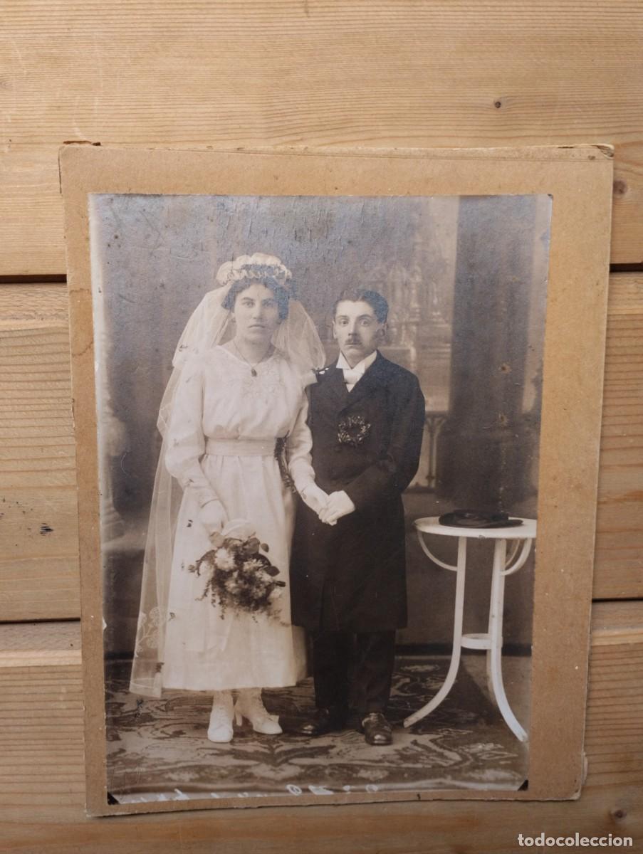 Fotograf&iacute;a antigua: Fotograf&iacute;a antigua sobre cart&oacute;n de boda de joven matrimonio. A&ntilde;os 20