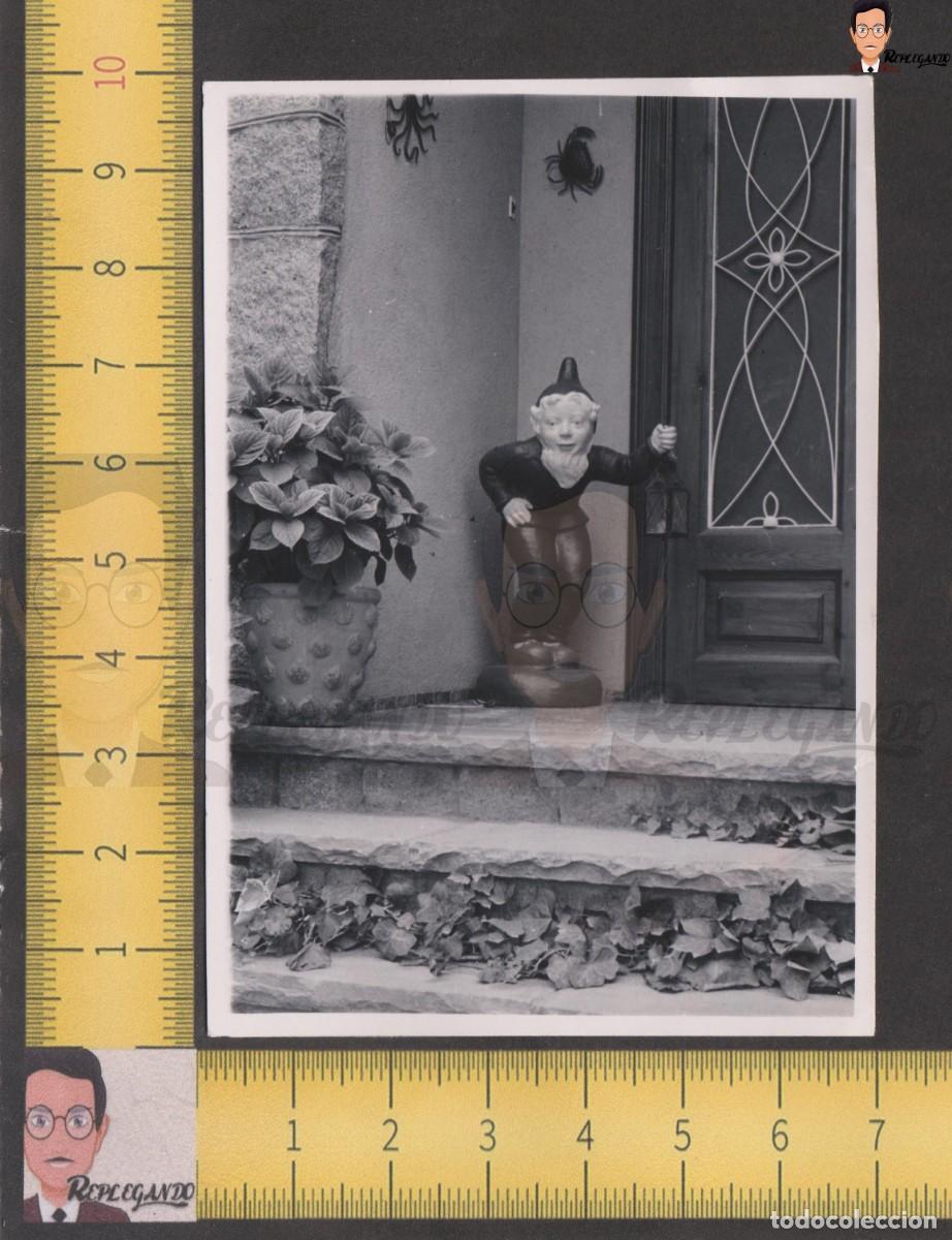 Alte Fotografie: GNOMO DUENDE ENANO DE JARD&Iacute;N CON FAROL FAROLILLO EN PUERTA CASA / FOTO ANTIGUA A&Ntilde;O 1963 / ESPA&Ntilde;A