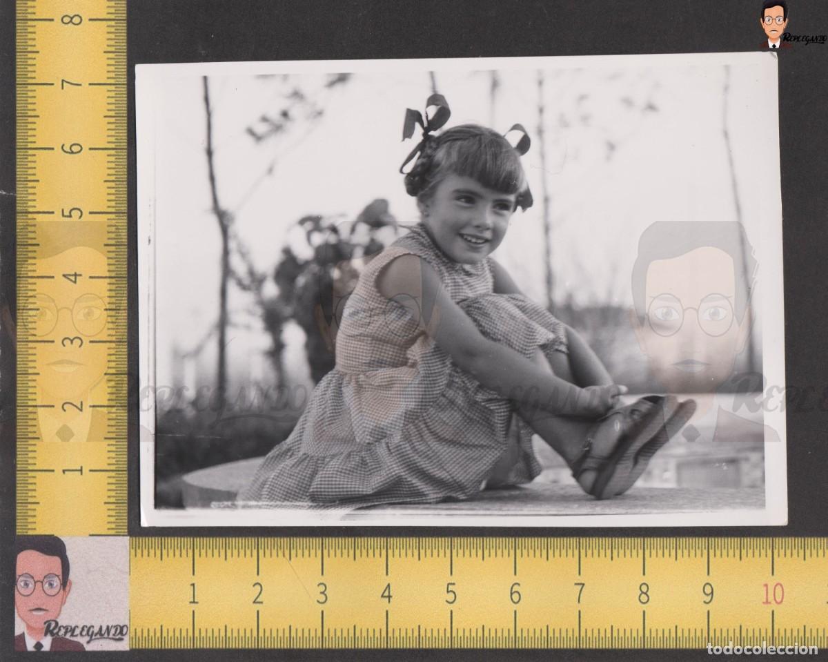 Fotografia antiga: SIMP&Aacute;TICA NI&Ntilde;A PEQUE&Ntilde;A CON LAZOS EN EL PELO SONRIENDO - FOTO ANTIGUA BLANCO Y NEGRO A&Ntilde;O 1958 ESPA&Ntilde;A