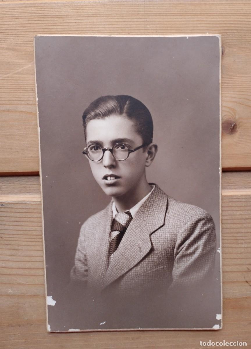 Fotograf&iacute;a antigua: Fotograf&iacute;a antigua de un joven adolescente con gafas. Bold&uacute;n, Valencia.