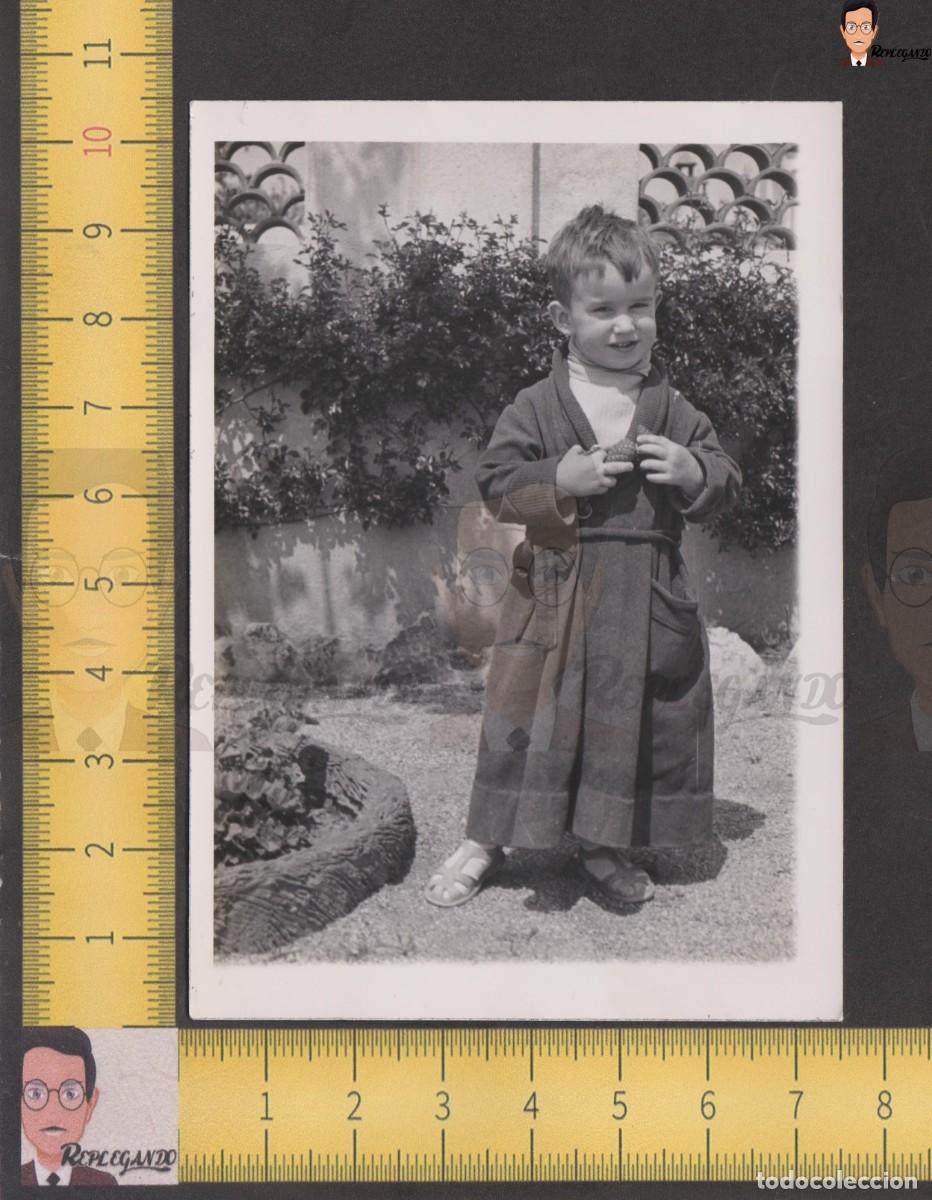 Fotograf&iacute;a antigua: SIMP&Aacute;TICO NI&Ntilde;O BAT&Iacute;N BATA Y PI&Ntilde;A EN LA MANO EN JARD&Iacute;N - FOTO ANTIGUA A&Ntilde;OS 50/60 / ESPA&Ntilde;A ALBORNOZ