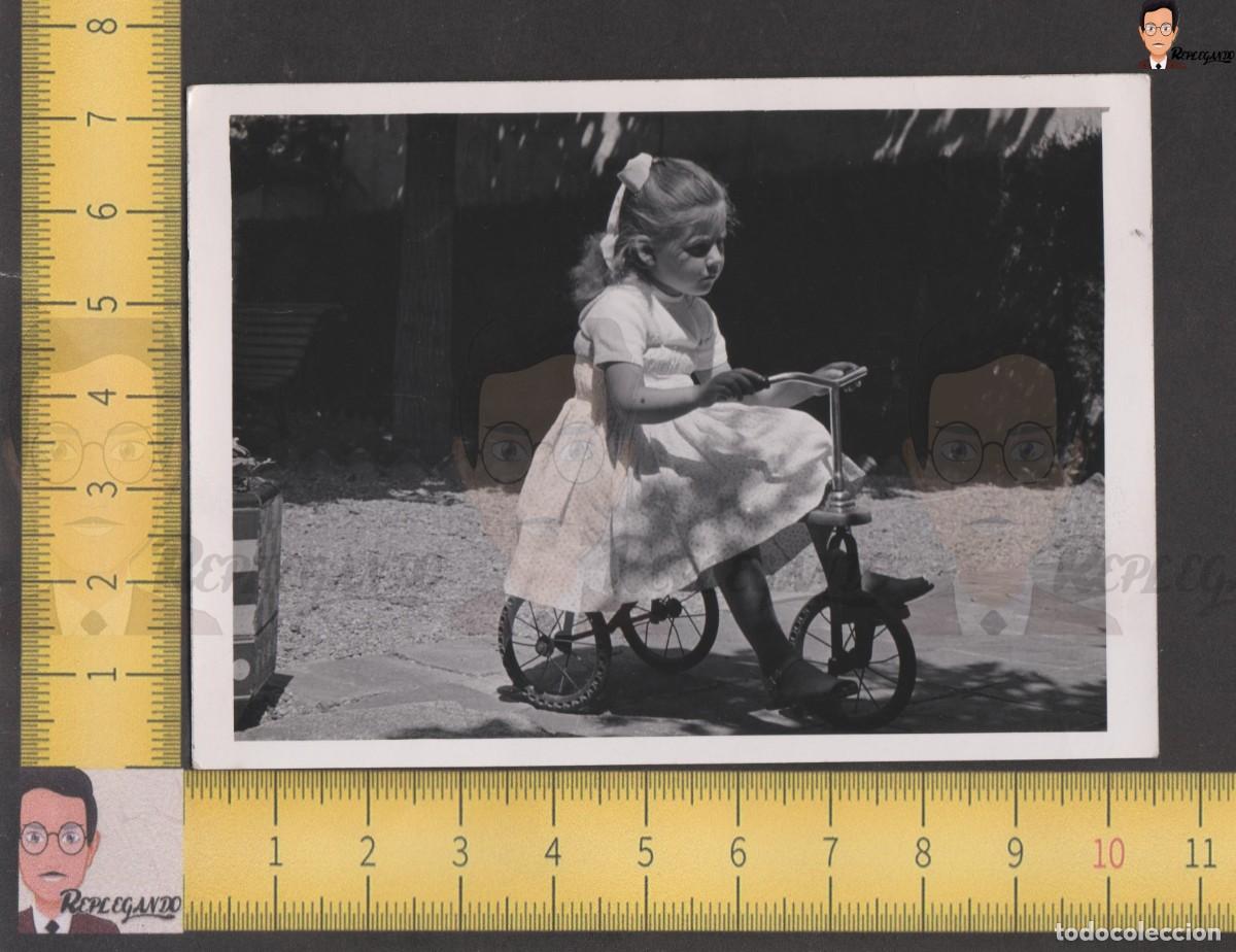 Fotograf&iacute;a antigua: NI&Ntilde;A SERIA VESTIDO LAZO Y TRICICLO EN JARD&Iacute;N - FOTO ANTIGUA A&Ntilde;OS 50/60 - ESPA&Ntilde;A JUGUETE INFANCIA