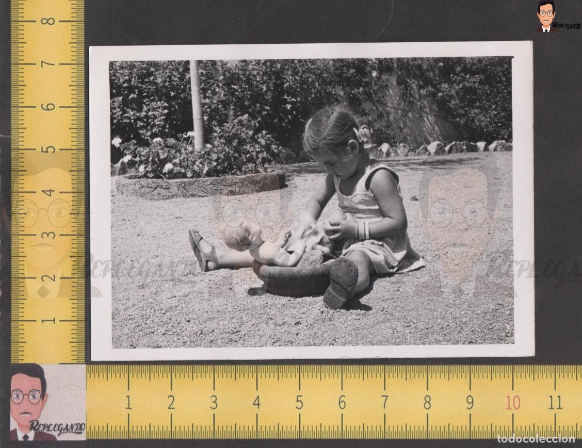 Fotograf&iacute;a antigua: NI&Ntilde;A BA&Ntilde;ANDO A MU&Ntilde;ECAS EN UN BALDE EN EL JARD&Iacute;N - FOTO ANTIGUA A&Ntilde;OS 50/60 - INFANCIA ESPA&Ntilde;A JUGUETE