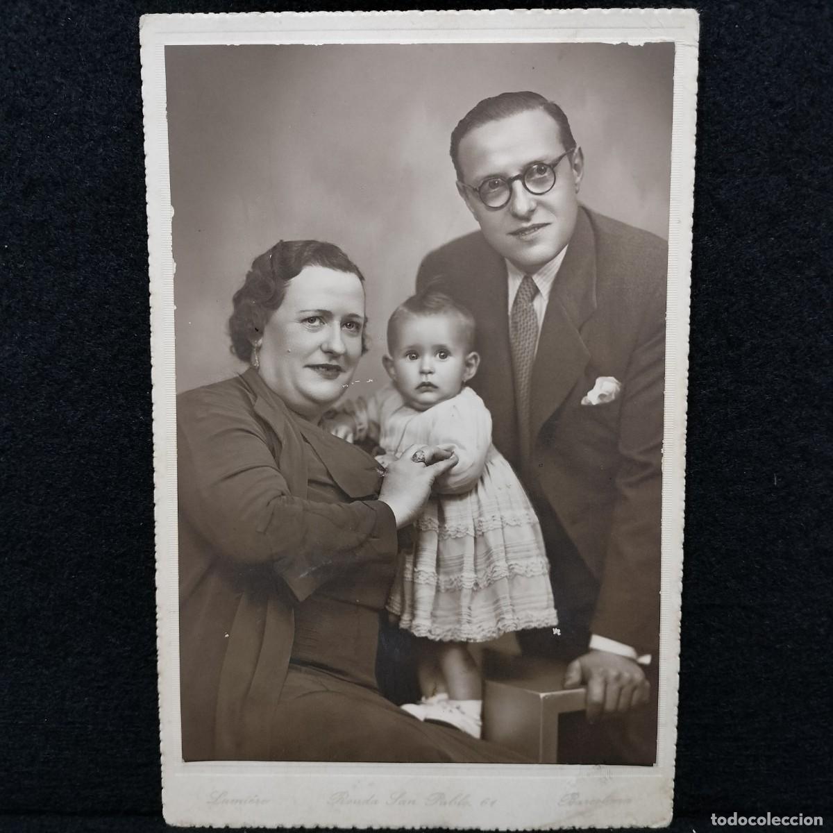 Fotograf&iacute;a antigua: ANTIGUA FOTOGRAFIA - PAREJA POSANDO CON SU HIJA EN ESTUDIO - FOTOS LUMIERE DE BARCELONA - 19 cm / 56