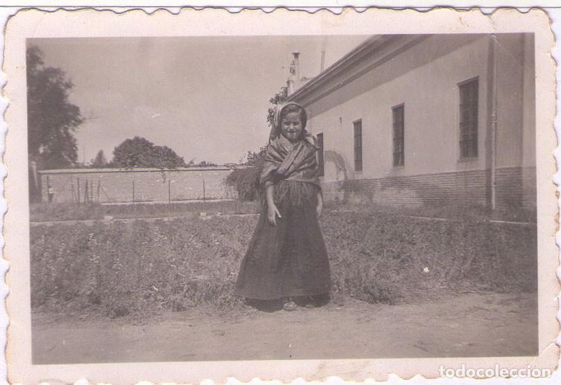 Fotograf&iacute;a antigua: Impreso Casa Escuder al dorso, Foto troquelada, Ni&ntilde;a con traje regional, Tama&ntilde;o aprox. 4,5 x 6,8 cm