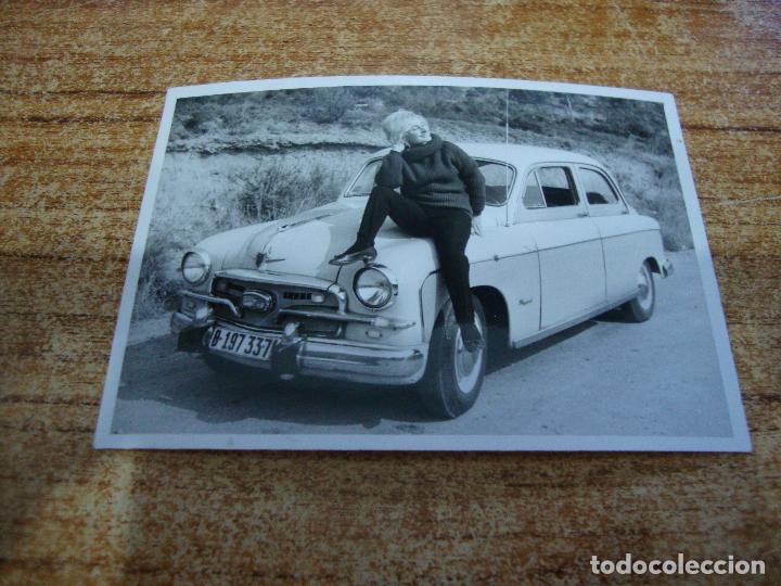 Fotograf&iacute;a antigua: FOTOGRAFIA SEAT 1400 CON SE&Ntilde;ORITA MEDIDAS 10.50 X 7.50 CM