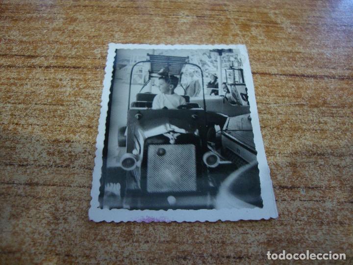 Fotograf&iacute;a antigua: FOTOGRAFIA NI&Ntilde;O CAMION BOMBEROS PARQUE ATRACCIONES 1953 MEDIDAS 6.50 X 8.50 CM