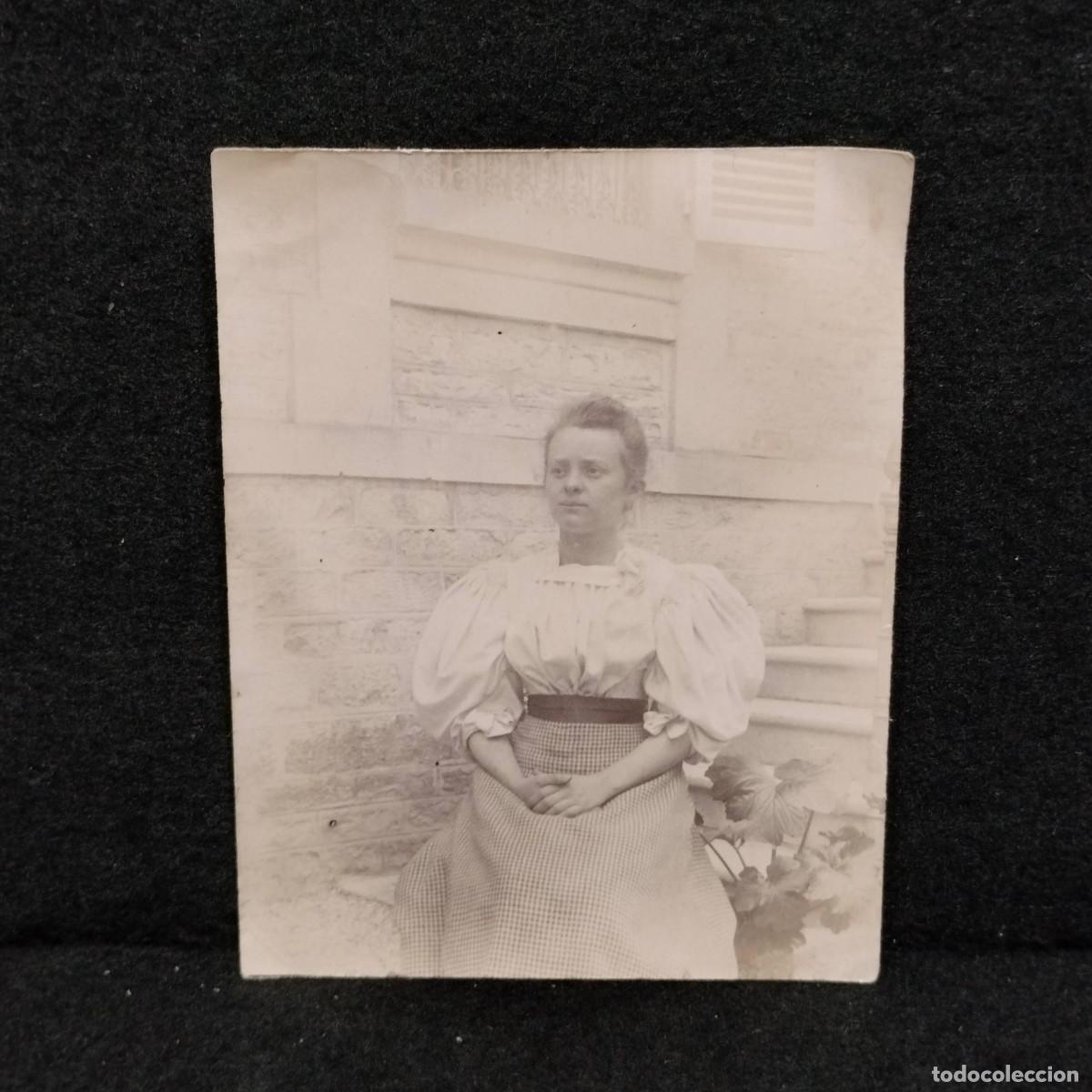 Antique Photography: ANTIGUA FOTOGRAFIA - MUJER POSANDO EN LA ENTRADA DE CASA - C. 1900 - 10 cm / 168