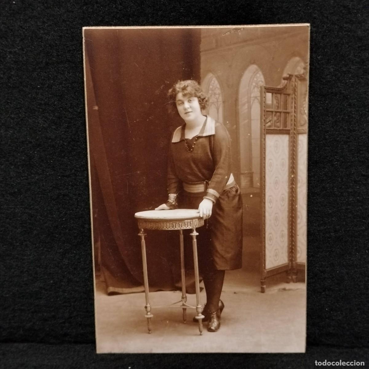 Photographie ancienne: ANTIGUA FOTOGRAFIA POSTAL - MUJER POSANDO - FOTO DE ESTUDIO J. ALONSO - C. 1900 - 13 cm / 246