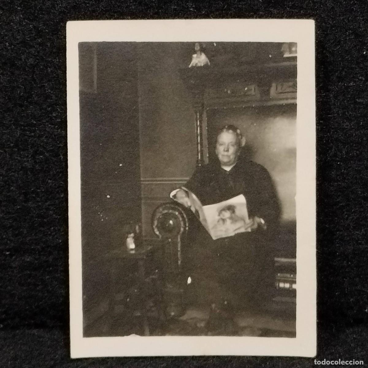 Photographie ancienne: ANTIGUA FOTOGRAFIA - MUJER LEYENDE EN EL SOFA - C. 1900 - 6 cm / 265
