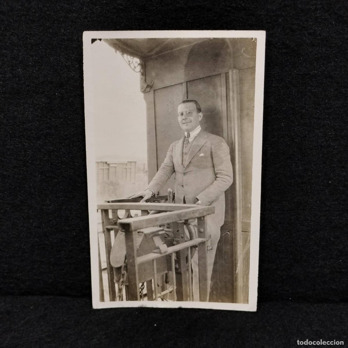 Fotografia antica: ANTIGUA FOTOGRAFIA - HOMBRE EN EL CAMBIO DE AJUGAS DEL TREN - C. 1900 - 11 cm / 275