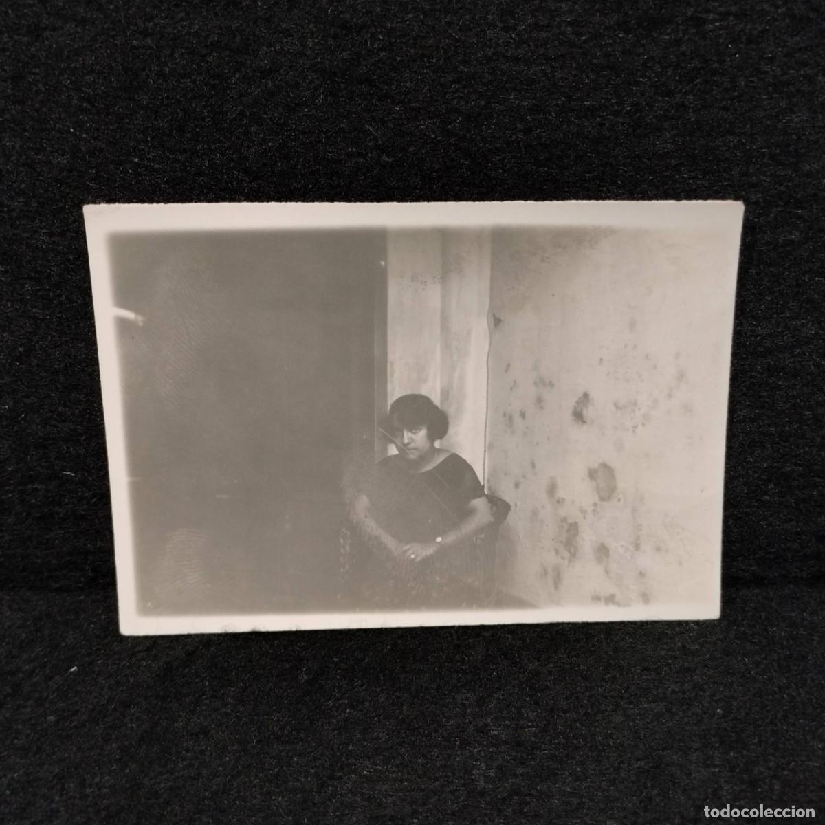 Fotografia antica: ANTIGUA FOTO - MUJER SENTADA EN SILLON MODERNISTA - C. 1900 - 8 cm / 283
