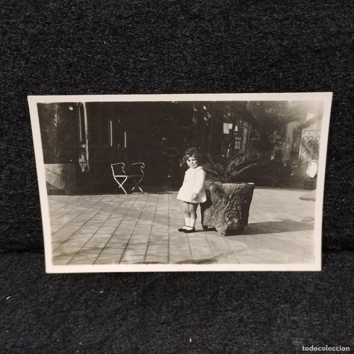Fotografia antica: ANTIGUA FOTOGRAFIA - NI&Ntilde;A EN &Ntilde;A PLAZA - C. 1900 - 8 cm / 292