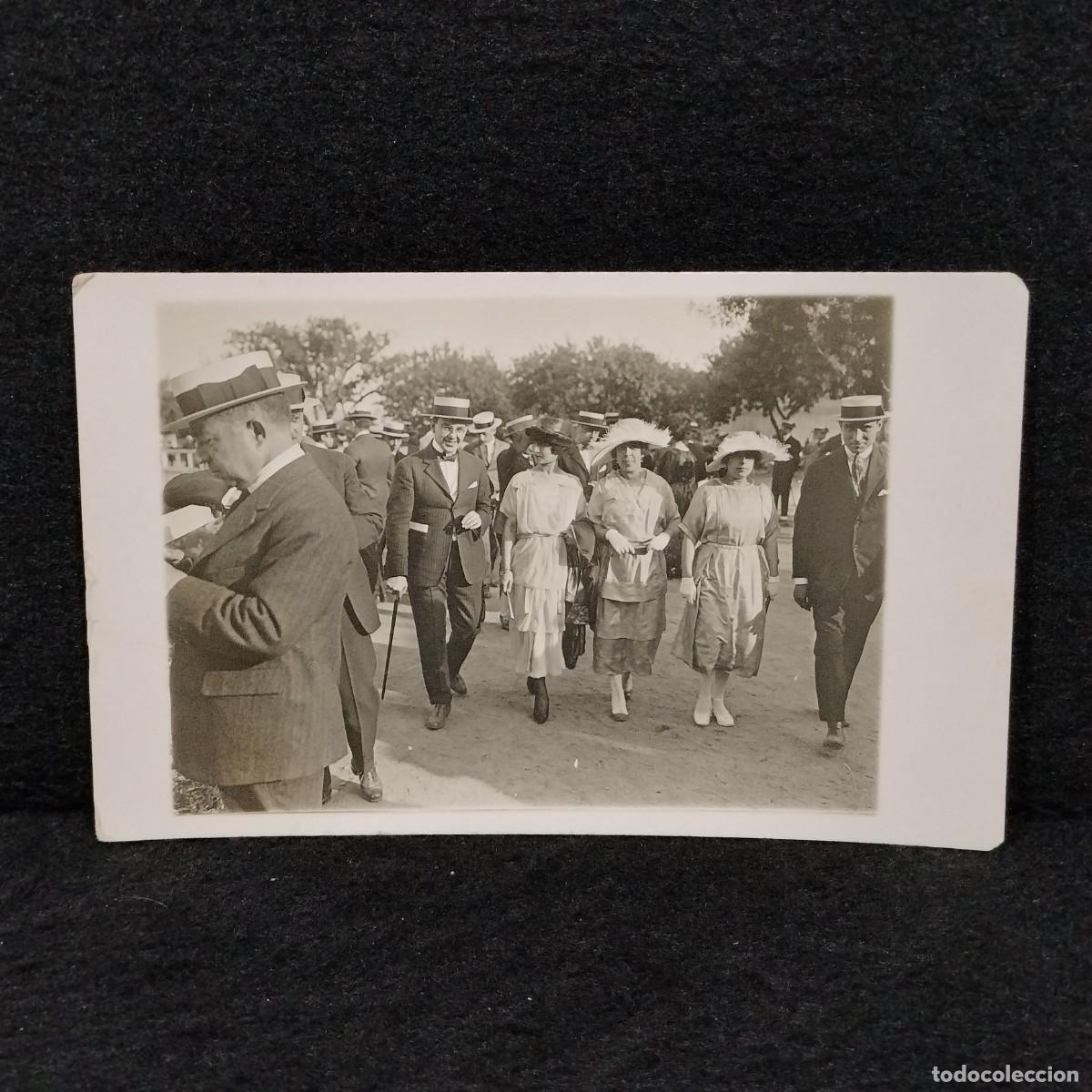 Fotograf&iacute;a antigua: ANTIGUA FOTOGRAFIA POSTAL - GENTE PASEANDO EN UN DIA FESTIVO - C. 1900 - 14 cm / 299