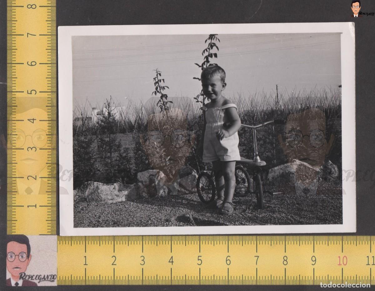 Fotograf&iacute;a antigua: NI&Ntilde;O PEQUE&Ntilde;O TRICICLO ANTIGUO EN CAMPO JARD&Iacute;N - FOTO ANTIGUA A&Ntilde;OS 50/60 - ESPA&Ntilde;A JUGUETE INFANCIA