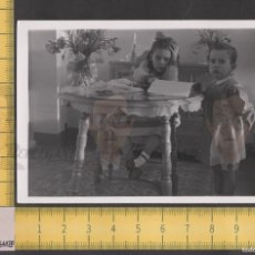 Fotografía antigua: NIÑA Y NIÑO ABURRIDOS HACEN LOS DEBERES EN CASA - FOTO ANTIGUA AÑOS 50/60 - ESPAÑA JUGUETE INFANCIA