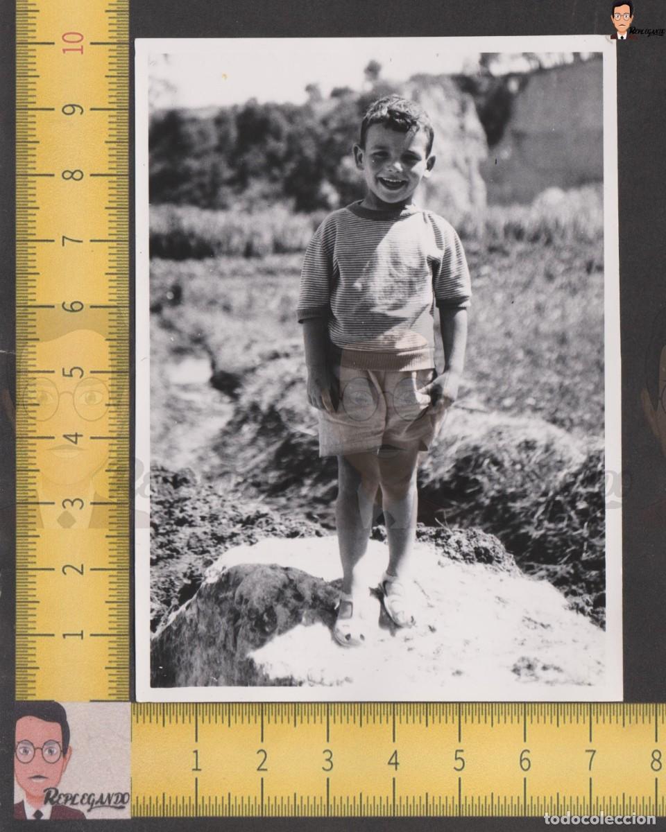 Antique Photography: SIMP&Aacute;TICO NI&Ntilde;O CHANCLAS CANGREJERAS SONRIE A C&Aacute;MARA - FOTO ANTIGUA A&Ntilde;O 1957 - ESPA&Ntilde;A INFANCIA