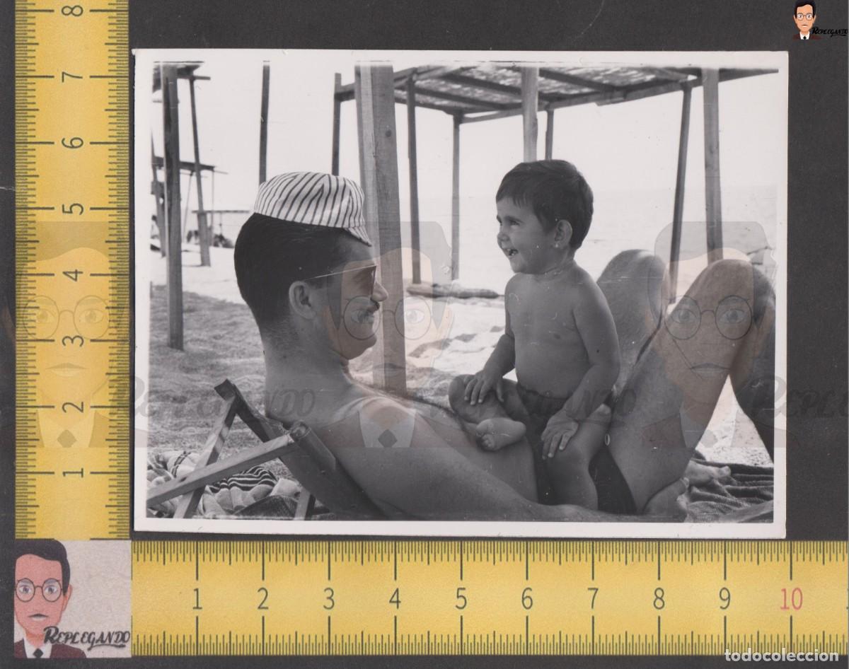 Fotograf&iacute;a antigua: PADRE JUGANDO CON HIJA EN HAMACA PLAYA - GORRA HOMBRE CHICO BA&Ntilde;ADOR - FOTO ANTIGUA A&Ntilde;O 1958 ESPA&Ntilde;A