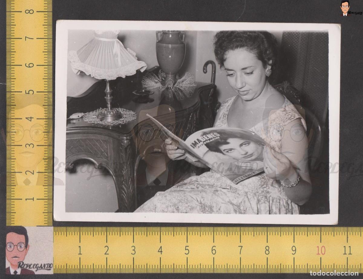 Fotografia antiga: GUAPA CHICA JOVEN SENTADA EN SAL&Oacute;N LEE REVISTA IM&Aacute;GENES (CINE) FOTO ANTIGUA A&Ntilde;OS 50 ESPA&Ntilde;A