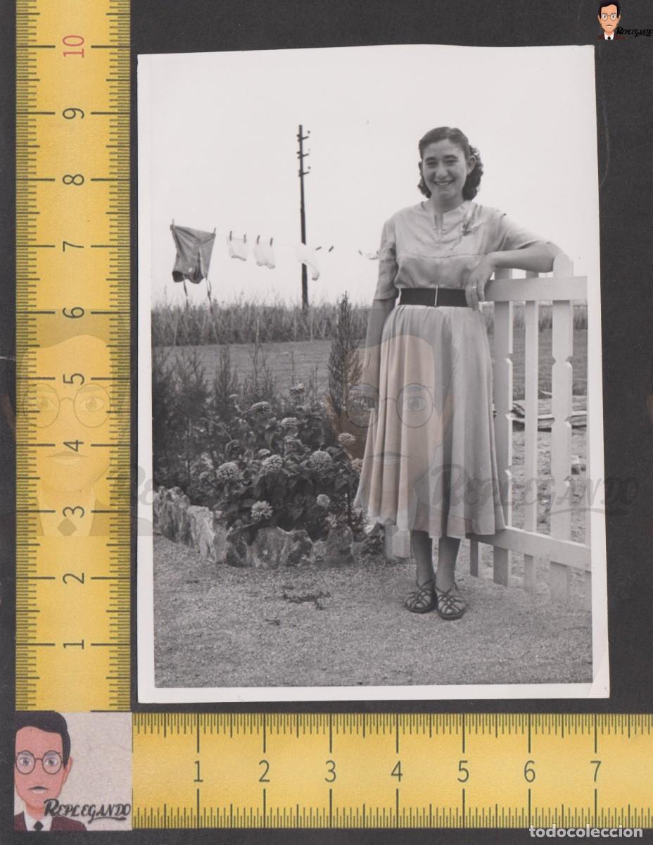 Antique Photography: GUAPA CHICA JOVEN SONRIE JUNTO A FLORES VALLA ROPA TENDIDA - FOTO ANTIGUA A&Ntilde;OS 50/60 - MUJER ESPA&Ntilde;A