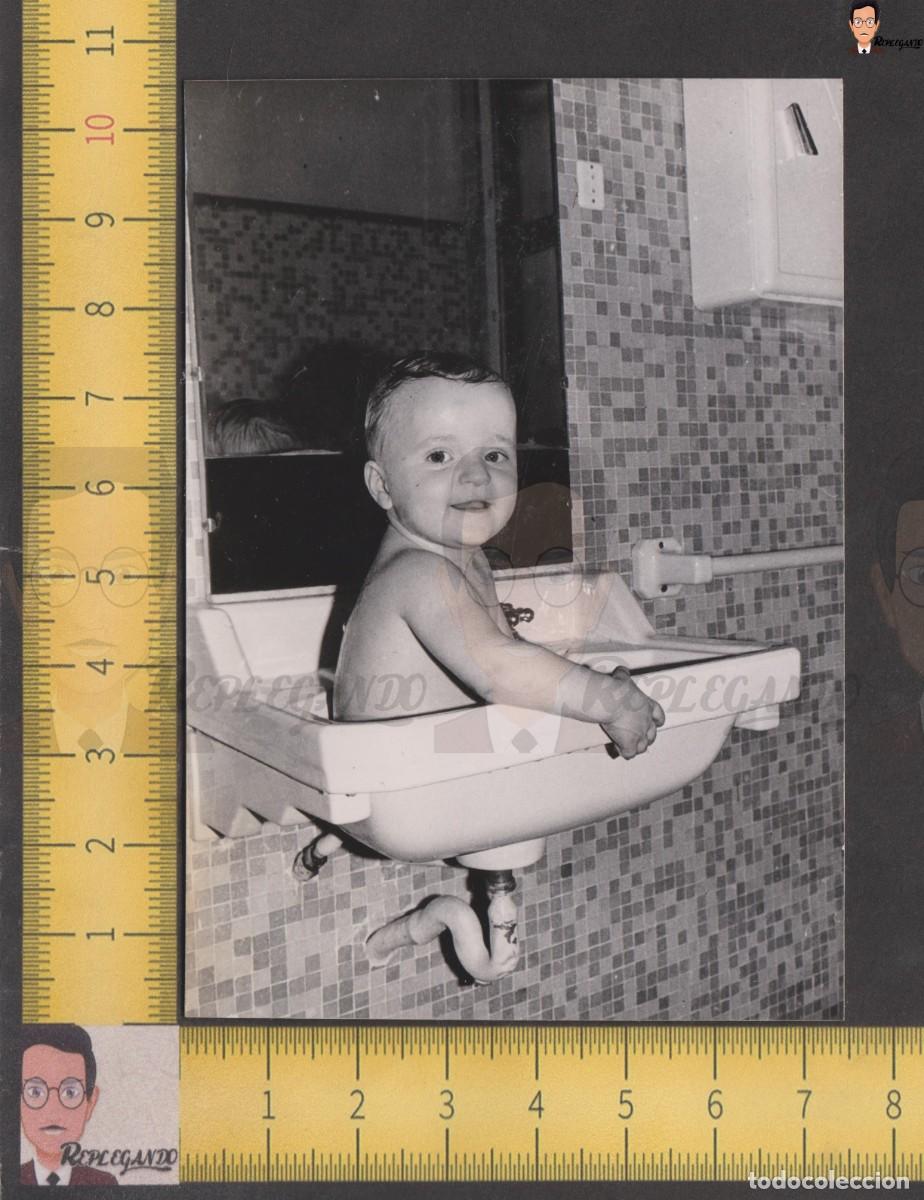 Antique Photography: NI&Ntilde;O SONRIE BA&Ntilde;&Aacute;NDOSE EN LAVABO PICA DE V&Aacute;TER / FOTO ANTIGUA A&Ntilde;O 1956 / ESPA&Ntilde;A INFANCIA BA&Ntilde;ERA