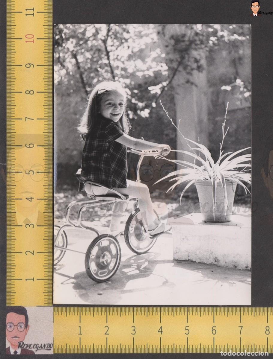 Fotograf&iacute;a antigua: NI&Ntilde;A SONRIE MONTADA EN TRICICLO &iquest;MARCA COLOMA? - FOTO ANTIGUA A&Ntilde;O 1956 - ESPA&Ntilde;A JUGUETE INFANCIA