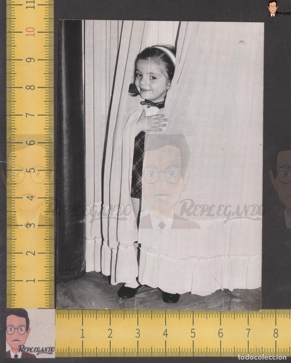 Fotografia antiga: NI&Ntilde;A DIADEMA SONRIE ESCONDIDA TRAS UNA CORTINA DE CASA - FOTO ANTIGUA A&Ntilde;O 1956 - ESPA&Ntilde;A INFANCIA
