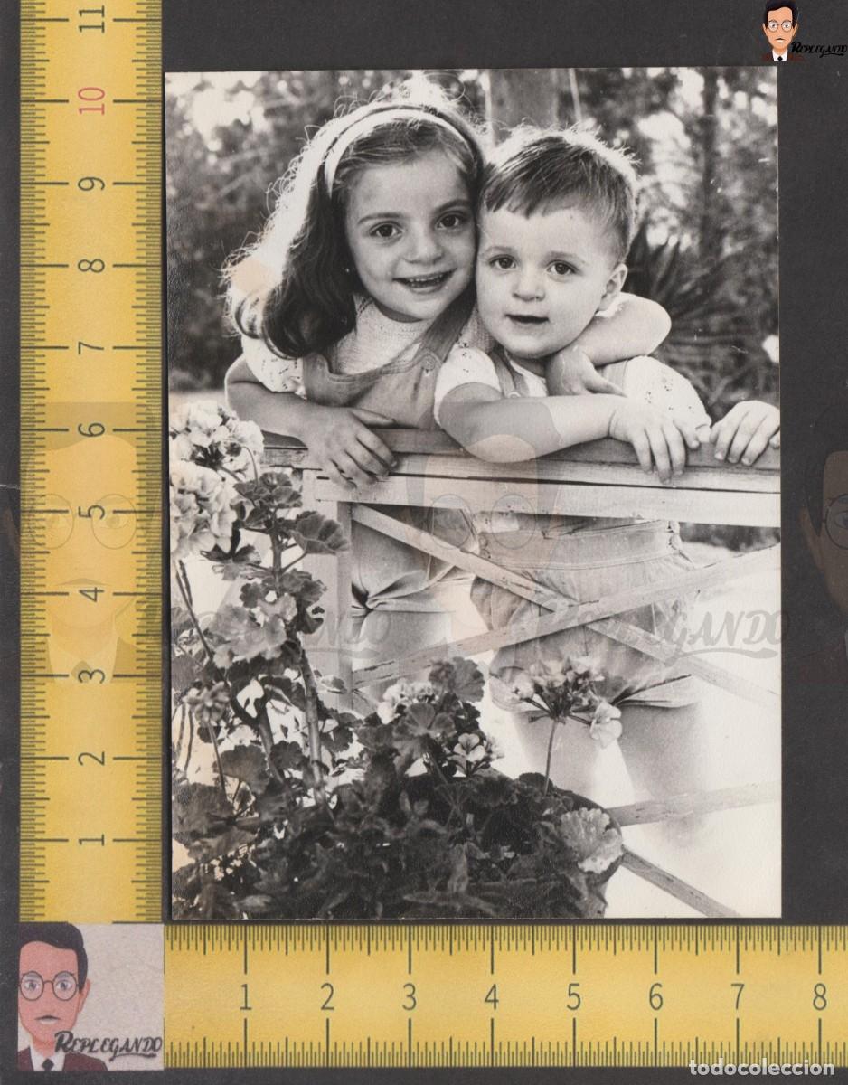 Photographie ancienne: NI&Ntilde;A Y NI&Ntilde;O SONRIEN APOYADOS EN UNA VALLA DE JARD&Iacute;N FLORES / FOTO ANTIGUA A&Ntilde;O 1956 - INFANCIA ESPA&Ntilde;A