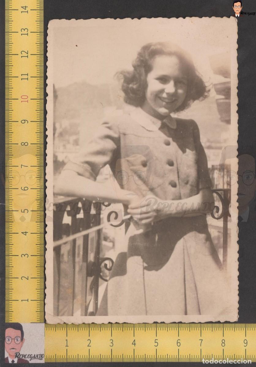 Antique Photography: SIMP&Aacute;TICA NI&Ntilde;A VESTIDO FALDA POSA SONRIENDO BALC&Oacute;N - FOTO POSTANTIGUA A&Ntilde;OS 40 - ESPA&Ntilde;A INFANCIA
