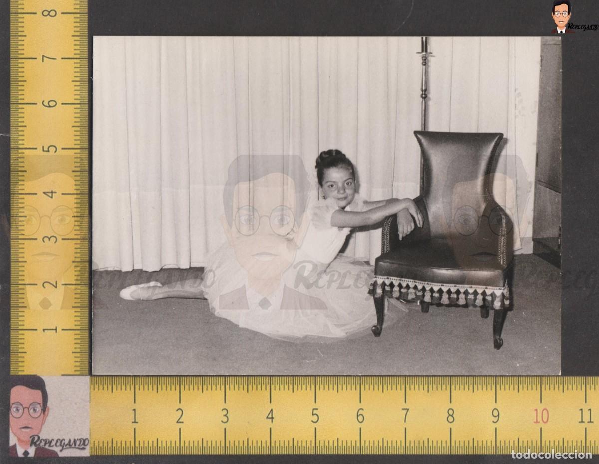 Fotografia antiga: NI&Ntilde;A VESTIDO BAILARINA BALLET POSANDO SILL&Oacute;N CUERO - FOTO ANTIGUA A&Ntilde;O 1956 - ESPA&Ntilde;A DANZA INFANCIA