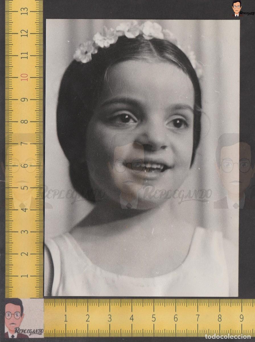 Fotografia antiga: RETRATO SIMPATICA NI&Ntilde;A FELIZ RISA DIADEMA FLORES - FOTO ANTIGUA A&Ntilde;O 1956 - INFANCIA ESPA&Ntilde;A