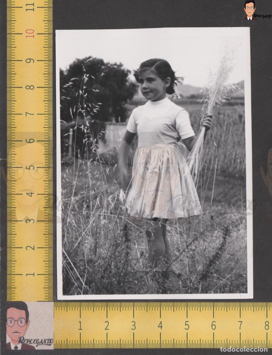 Fotografia antiga: NI&Ntilde;A VESTIDO Y LAZO RECOGE RAMO AVENA SILVESTRE EN CAMPO - FOTO ANTIGUA A&Ntilde;O 1957 - INFANCIA ESPA&Ntilde;A