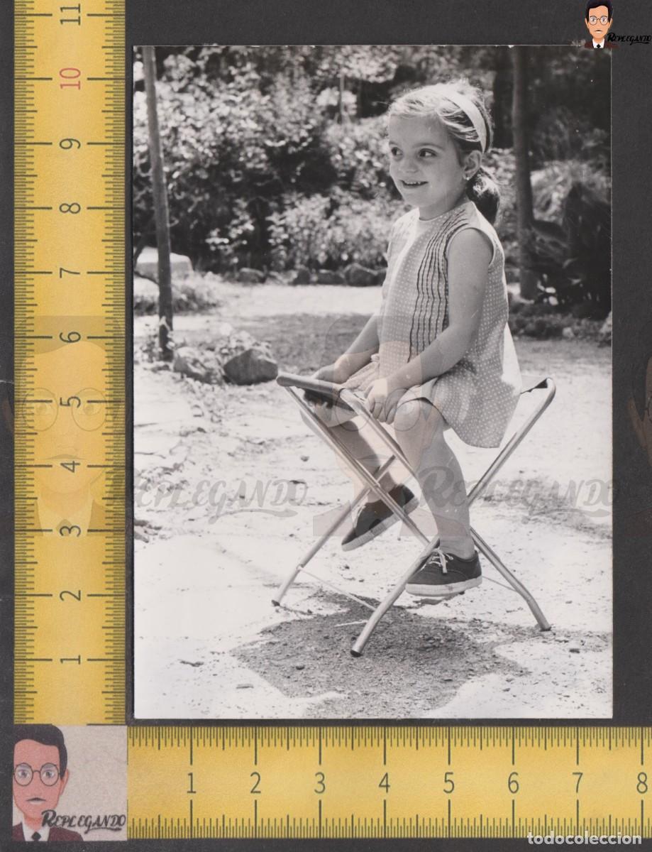 Fotografia antica: SIMPATICA NI&Ntilde;A SENTADA EN SILLA PLEGABLE CAMPING - FOTO ANTIGUA A&Ntilde;O 1956 - INFANCIA ESPA&Ntilde;A RISA